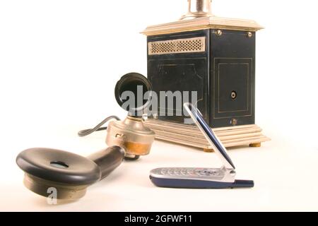 Altes Telefon aus dem Jahr 1900, mit Handy Stockfoto