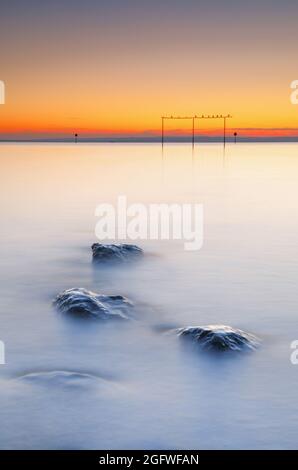 Blick von Arbon über den Bodensee bei Sonnenaufgang mit Steinen im Vordergrund, Schweiz Stockfoto