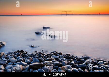 Blick von Arbon über den Bodensee bei Sonnenaufgang mit Steinen im Vordergrund, Schweiz Stockfoto