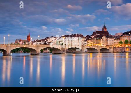 Nächtlich beleuchtete Altstadt von Basel mit Basler Münster, Martin-Kirche und der Mittelbrücke über den Rhein, Schweiz, Bale Stockfoto