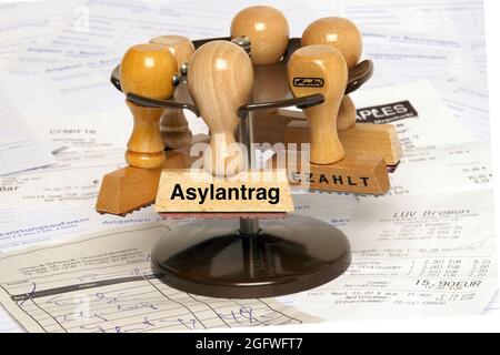 Gummistempelhalter mit Stampo-Schriftzug Asylantrag, Asylanträge, Deutschland Stockfoto