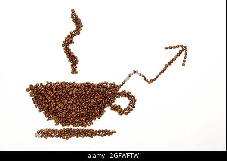 Kaffee (Coffea spec.), Kaffeetasse aus gerösteten Kaffeebohnen, Symbolbild Preissteigerung bei Kaffee Stockfoto