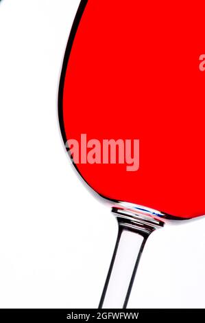 Glas Rotwein im Hintergrund Stockfoto