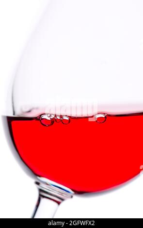 Glas Rotwein im Hintergrund Stockfoto