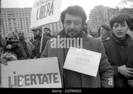 Bukarest, Rumänien,1990. Die Filmemacher treten unmittelbar nach dem Fall des Kommunismus in Hungerstreik, um die Unabhängigkeit vom Kulturministerium (Ministerul Culturii) zu erlangen. Die Forderung der Demonstranten wurde nach 4 Tagen akzeptiert, aber ein Jahr später wurde die rumänische Kinematografie erneut der Regierung untergeordnet. Im Film Regisseur Dinu Tanase. Stockfoto