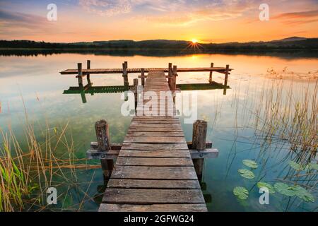 Hölzerne Fußgängerbrücke am Pfäffikon-See bei Sonnenaufgang, Schweiz, Pfäffikon Stockfoto