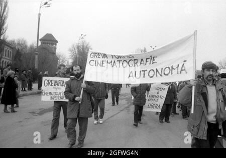 Bukarest, Rumänien,1990. Die Filmemacher treten unmittelbar nach dem Fall des Kommunismus in Hungerstreik, um die Unabhängigkeit vom Kulturministerium (Ministerul Culturii) zu erlangen. Die Forderung der Demonstranten wurde nach 4 Tagen akzeptiert, aber ein Jahr später wurde die rumänische Kinematografie erneut der Regierung untergeordnet. Stockfoto