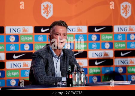 ZEIST, NIEDERLANDE - 27. AUGUST: Trainer Louis van Gaal aus den Niederlanden während einer Pressekonferenz des KNVB auf dem KNVB Campus am 27. August 2021 in Zeist, Niederlande. (Foto von Peter Lous/Orange Picturs) Stockfoto