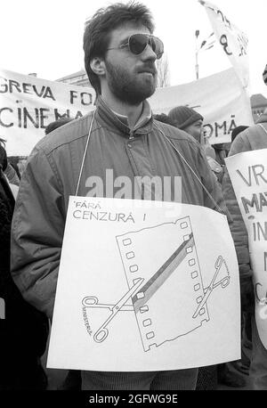 Bukarest, Rumänien,1990. Die Filmemacher treten unmittelbar nach dem Fall des Kommunismus in Hungerstreik, um die Unabhängigkeit vom Kulturministerium (Ministerul Culturii) zu erlangen. Die Forderung der Demonstranten wurde nach 4 Tagen akzeptiert, aber ein Jahr später wurde die rumänische Kinematografie erneut der Regierung untergeordnet. Mann mit einem Schild mit der Aufschrift 'Fara cenzura' (Keine Zensur). Stockfoto