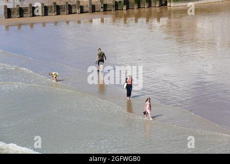 Hastings, East Sussex, Großbritannien. 27 August 2021. UK Wetter: Sonnige Intervalle in der Küstenstadt Hastings in East Sussex mit dem warmen Wetter, das für das kommende Feiertagswochenende erwartet wird. Foto-Kredit: Paul Lawrenson /Alamy Live Nachrichten Stockfoto