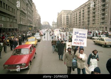 Bukarest, Rumänien,1990. Die Filmemacher treten unmittelbar nach dem Fall des Kommunismus in Hungerstreik, um die Unabhängigkeit vom Kulturministerium (Ministerul Culturii) zu erlangen. Die Forderung der Demonstranten wurde nach 4 Tagen akzeptiert, aber ein Jahr später wurde die rumänische Kinematografie erneut der Regierung untergeordnet. Schild, das den Premierminister Petre Roman der Lüge beschuldigt. Stockfoto