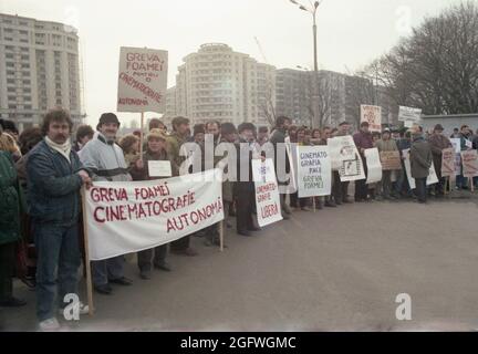 Bukarest, Rumänien,1990. Die Filmemacher treten unmittelbar nach dem Fall des Kommunismus in Hungerstreik, um die Unabhängigkeit vom Kulturministerium (Ministerul Culturii) zu erlangen. Die Forderung der Demonstranten wurde nach 4 Tagen akzeptiert, aber ein Jahr später wurde die rumänische Kinematografie erneut der Regierung untergeordnet. Stockfoto