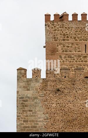 Cuidad Rodrigo Spanien - 05 12 2021: Detailreiche Ornamente und Texturen Blick auf die Burg des Enrique II Turms, Parador de Ciudad Rodrigo Stockfoto