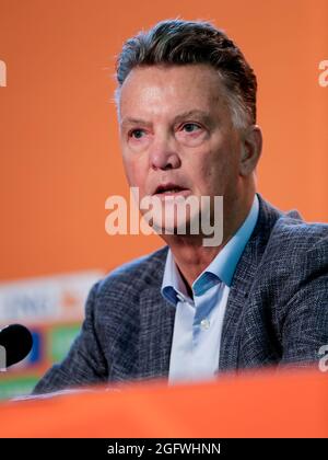 ZEIST, NIEDERLANDE - 27. AUGUST: Trainer Louis van Gaal aus den Niederlanden während einer Pressekonferenz des KNVB auf dem KNVB Campus am 27. August 2021 in Zeist, Niederlande. (Foto von Peter Lous/Orange Picturs) Stockfoto