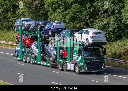 Chorley Lancashire. 27 Aug 2021 UK Business; Neuer VW Volkswagen e-Golf auf Woodside 9 Autotransporter. Der Absatz von Diesel-Pkw ist in den ersten sieben Monaten 2021 um fast 70 % gesunken. Der Absatz von Hybrid-, Plug-in-Hybrid- und Elektroautos machte im Juli 28.9 % des Marktes aus, was einem Anstieg um 12.6 % gegenüber dem Stand vom 2020. Juli entspricht. Es war der schlimmste Juli für Neuwagenverkäufe seit mehr als 20 Jahren. Quelle: MediaWorldImages/AlamyLiveNews Stockfoto