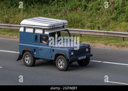 1985 80s 80s, blau weiß SWB Land Rover 90 4C Reg 2495cc Diesel manual 4x4 mit ADV-Dachzelt auf der M6 Motorway UK Stockfoto