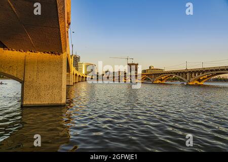 Blick auf den Tempe Town Lake, Teil des Salt River in Arizona bei Sonnenuntergang Stockfoto