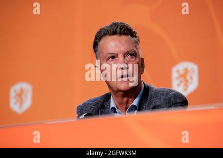 ZEIST, NIEDERLANDE - 27. AUGUST: Trainer Louis van Gaal aus den Niederlanden während einer Pressekonferenz des KNVB auf dem KNVB Campus am 27. August 2021 in Zeist, Niederlande. (Foto von Peter Lous/Orange Picturs) Stockfoto