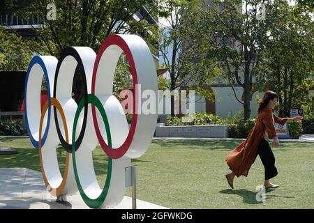 Tokio, Japan. August 2021. Die Olympischen Ringe werden vor dem Olympiastadion aufgestellt. Kredit: Marcus Brandt/dpa/Alamy Live Nachrichten Stockfoto