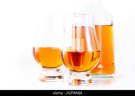 Scotch Whiskey in Spezialgläsern und Flasche, weißer Hintergrund mit negativem Raum Stockfoto