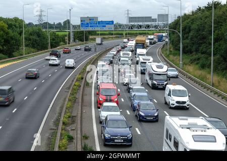 Bristol, Großbritannien. August 2021. Traditionelle Überlastung der Bank Holiday auf der Autobahn M5. Staycationer's Kopf Süden für den August Bank Holiday. Aufgrund des Verkehrsaufkommens in Richtung Süden nach Devon und Cornwall gelten auf dem bewirtschafteten Abschnitt der Autobahn M5 in Filton Geschwindigkeitsbeschränkungen. Kredit: JMF Nachrichten/Alamy Live Nachrichten Stockfoto