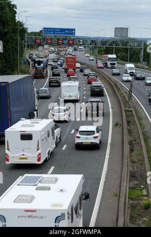 Bristol, Großbritannien. August 2021. Traditionelle Überlastung der Bank Holiday auf der Autobahn M5. Staycationer's Kopf Süden für den August Bank Holiday. Aufgrund des Verkehrsaufkommens in Richtung Süden nach Devon und Cornwall gelten auf dem bewirtschafteten Abschnitt der Autobahn M5 in Filton Geschwindigkeitsbeschränkungen. Kredit: JMF Nachrichten/Alamy Live Nachrichten Stockfoto