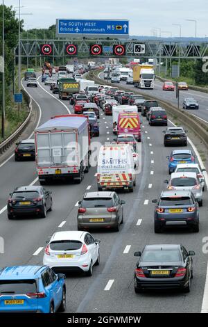 Bristol, Großbritannien. August 2021. Traditionelle Überlastung der Bank Holiday auf der Autobahn M5. Staycationer's Kopf Süden für den August Bank Holiday. Aufgrund des Verkehrsaufkommens in Richtung Süden nach Devon und Cornwall gelten auf dem bewirtschafteten Abschnitt der Autobahn M5 in Filton Geschwindigkeitsbeschränkungen. Kredit: JMF Nachrichten/Alamy Live Nachrichten Stockfoto