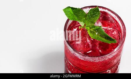 Rote Beerenlimonade oder Eistee mit Minze aus nächster Nähe. Erfrischendes Erfrischungsgetränk im Sommer Stockfoto