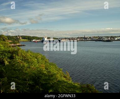 Der Hafen von Stornoway ist vom Gelände des Lews Castle aus gesehen Stockfoto