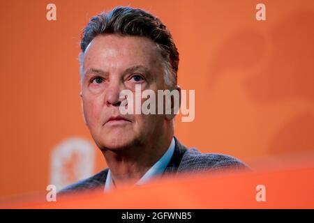 ZEIST, NIEDERLANDE - 27. AUGUST: Trainer Louis van Gaal aus den Niederlanden während einer Pressekonferenz des KNVB auf dem KNVB Campus am 27. August 2021 in Zeist, Niederlande. (Foto von Peter Lous/Orange Picturs) Stockfoto