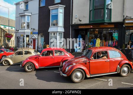 VW Beatles säumen die Straße im Dorf Mumbles in Swansea, da sie von Oldtimern übernommen wird. Die Hauptstraße war für den Verkehr gesperrt und voller historischer Fahrzeuge und Nachbildungen, von E-Jaguar bis hin zu modernen Klassikern Stockfoto