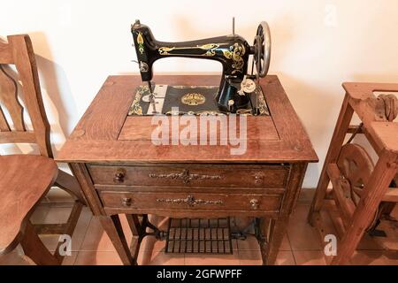 Alte Nähmaschine in Holzmöbeln Stockfoto