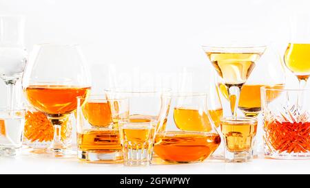 Starke Alkoholgetränke, harte Spirituosen, Spirituosen und Destillate iset in Gläsern: cognac, Scotch, Whiskey und andere. Weißer Hintergrund Stockfoto