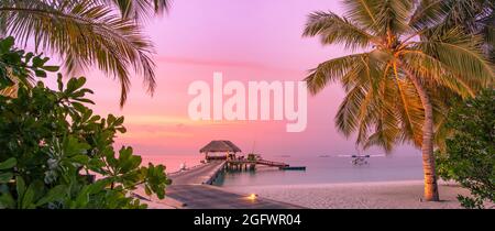 Atemberaubende Panorama-Landschaft am Strand. Wunderschöne Aussicht auf die Malediven bei Sonnenuntergang. Horizont bunte Meer Himmel Wolken, über Wasser Villa Pier Weg. Ruhig Stockfoto