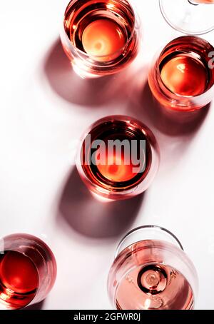 Roséwein in verschiedenen Schattierungen in Gläsern auf weißem Hintergrund. Verkostung von Rosado-, rosato- oder Rouge-Weinen Stockfoto