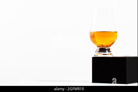 Scotch Whiskey in Spezialgläsern und Flasche, weißer Hintergrund mit negativem Raum Stockfoto