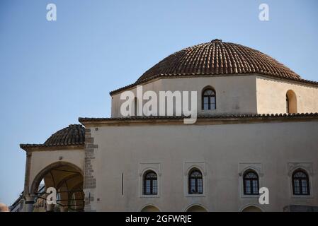 Malerische Außenansicht der Tzistarakis-Moschee, einem historischen osmanischen Wahrzeichen in Monastiraki, Athen Attika, Griechenland. Stockfoto