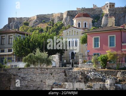 Malerische Aussicht auf Panaghia Grigoroussa und Aghioi Taxiarhes eine byzantinische Kirche aus dem 12. Jahrhundert und archäologische Schätze in Plaka, Athen, Griechenland. Stockfoto