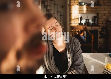 Frau, die mit geschlossenen Augen sitzt Stockfoto