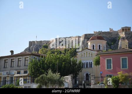 Malerische Aussicht auf Panaghia Grigoroussa und Aghioi Taxiarhes eine byzantinische Kirche aus dem 12. Jahrhundert und archäologische Schätze in Plaka, Athen, Griechenland. Stockfoto