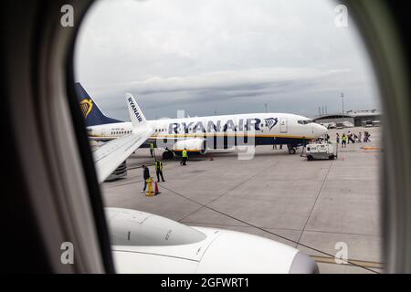 Ryanair Airlines Airbus A320 auf dem Landeplatz durch das Flugzeugfenster gesehen. Der internationale Flughafen Krakau Johannes Paul II. Ist ein internationaler Flughafen Stockfoto