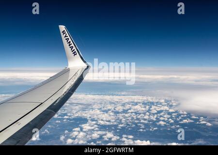 Ballast auf dem Flugzeugflügel durch das Fenster des Airbus A320 von Ryanair gesehen. Der internationale Flughafen Krakau Johannes Paul II ist ein internationaler Flughafen Stockfoto