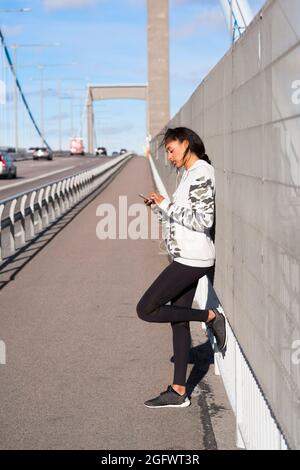 Junge Frau mit Handy Stockfoto