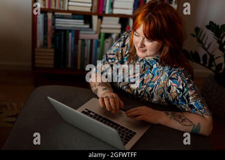 Frau im Wohnzimmer mit laptop Stockfoto