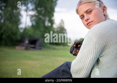 Teenager-Mädchen halten Welpen Stockfoto