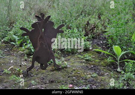 Metallskulptur von zwei Hasen in der Boxposition Stockfoto