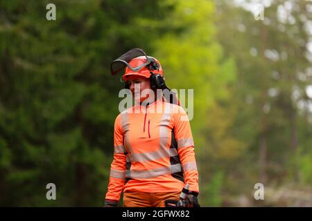 Weibliche Holzfällerin in Waldstraße Stockfoto