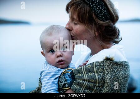 Mutter Holding baby boy Stockfoto