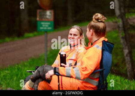 Weibliche Holzfäller, die im Wald ruhen Stockfoto