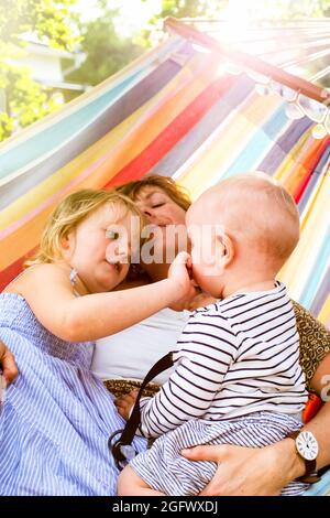 Mutter mit Kindern, die sich in der Hängematte entspannen Stockfoto